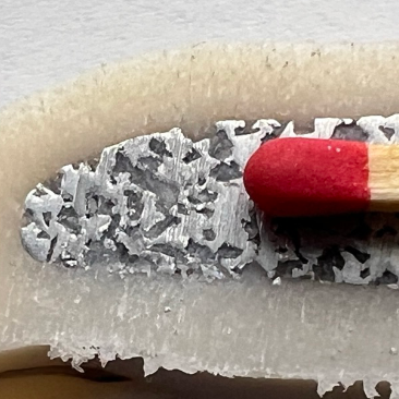 Kühleinsatz für Kunststoffgehäuse.
Die Poren sind vollständig mit Polymer gefüllt.